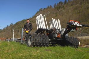 La empresa austríaca TerraTec diseñó el robot alambrador HOG. Puede montar o desmontar alambrados ganaderos de manera automatizada.