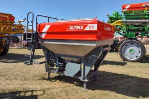 Kit fertilizador/sembrador Altina 3.5, con tolva de 3.500 litros de capacidad y sistema de distribución neumática (hasta 20 metros de ancho de labor).