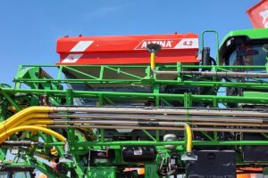 Kit fertilizador/sembrador Altina 4.2, con tolva de 4.200 litros de capacidad y sistema de distribución neumática (hasta 32 metros de ancho de labor).