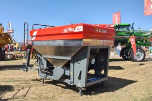 Kit fertilizador/sembrador Altina 6.7, con tolva de 6.700 litros de capacidad y sistema de distribución neumática (hasta 32 metros de ancho de labor).