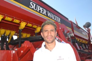 El ex futbolista incorporó la sembradora de granos finos y gruesos W1770 para trabajar en el campo que posee en Santa Fe.