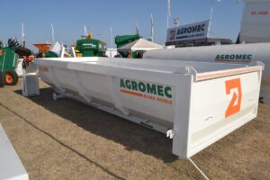 Batea cargadora Agromec BC 15000, de 15.000 litros de capacidad, con sistema Roll-Off de montaje rápido en camiones y semirremolques.