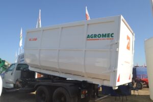 Batea Agromec BC 30000, de 30.000 litros de capacidad, con sistema Roll-Off de montaje rápido en camiones y semirremolques.