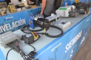 Presentó el motor eléctrico de Topcon, adaptado a los principales dosificadores del mercado argentino. También incorporó la tecnología ISOBUS en siembra.