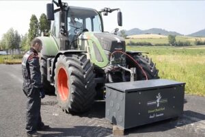 La empresa Ecomotive Solutions diseñó un kit que se acopla en la parte frontal del tractor. La innovación apunta a darle más autonomía. Mirá el video.