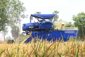 La empresa india Sonalika armó un tractor-cosechadora, tomando como unidad impulsora un tractor Worldtrac 60 RX, montado sobre una unidad de cosecha.