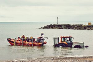 La organización británica Sidmouth Lifeboat acondicionó una tractor Valtra T140 para operaciones de rescate en el Canal de la Mancha.