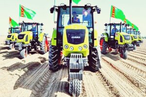 Es un formato muy utilizado en Turkmenistán para poder trabajar entre las hileras del cultivo de algodón. ¿De dónde surgió esa configuración de tractor?