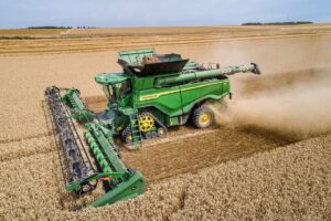 Presentó en Brasil la nueva Serie X9 de equipos de cosecha. Ofrece una capacidad de trabajo de hasta 100 toneladas/hora, con pérdidas inferiores al 1%.