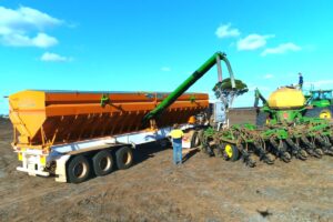 Las Seed Tenders son equipos especialmente diseñados para transportar, almacenar y cargar semillas y otros insumos de manera rápida, segura y precisa durante la siembra. Más que simples tolvas, forman parte de la logística agrícola moderna, ya que permiten abastecer sembradoras de gran capacidad reduciendo tiempos muertos, evitando la contaminación de las semillas y mejorando la eficiencia operativa.