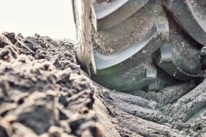 Tractores, cosechadoras y otras máquinas agrícolas aumentaron su potencia, capacidad y, muchas veces, también su masa. Neumáticos cada vez mayores permiten sostener esas cargas y distribuirlas sobre una superficie más amplia. Pero agrandar la huella no hace desaparecer el peso: llega un punto en que el problema deja de ser solamente cómo diseñar un neumático mayor y pasa a ser cómo gestionar la masa de toda la máquina.