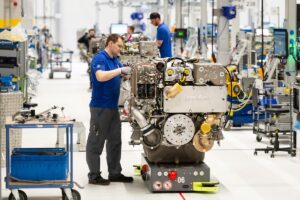 Inauguró en Alemania una planta para fabricar motores que funcionen con distintas variantes. “Ahora lo que importa es el combustible, no el motor”, dice la compañía.