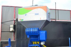Sembradora/fertilizadora neumática IAN e-Seeder 300, de 300 litros de capacidad, con accionamiento eléctrrico y hasta 8 metros de ancho de trabajo.