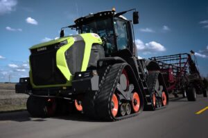 Claas presenta a nivel mundial la nueva línea de mega-tractores Xerion Serie 12. En la punta de la gama, el modelo 12650 opera con un motor Mercedes-Benz de 653 CV. Esuno de los cinco tractores más potentes que se fabrican en el planeta.