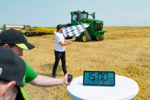 Lograron trabajar 769,4 hectáreas en 24 horas, combinando un tractor 9RX 640 con una rastra de 18,40 metros. Mirá el video.