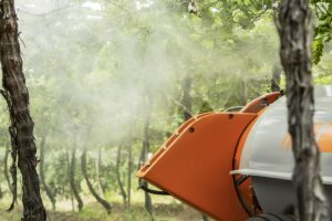 Pulverizadora y fumigadora son dos términos que a menudo se usan como sinonimos. Sin embargo, se refieren a tecnologías muy distintas que es mejor no confundir.