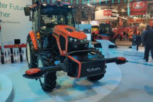 En Agritechnica 2023 exhibe el modelo AgriRobo MR 1000 A, de 100 CV. Opera con receptor GPS y cámaras y sensores para la detección de obstáculos.