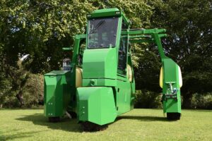 La empresa danesa Jutek diseñó un tractor muy singular, especialmente pensado para cultivar árboles de Navidad. Miralo en acción.