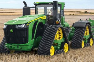 John Deere presentó en Estados UNidos la nueva serie 9RX de tractores articulados. En la punta de la gama, incluye el modelo 9RX 830, considerado en tractor más potente del mundo. Opera con un motor de 18.000 cc y alcanza una potencia nominal de 830 CV (913 CV de potencia máxima).