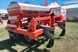 Es una máquina de arrastre que facilita el trabajo con los rangos de potencia en tractores utilizados en Argentina para la caña de azúcar.