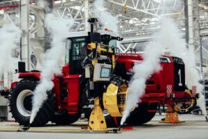 Rostselmash inauguró una fábrica que puede producir 5.000 equipos al año. Empezó a producir tractores articulados y convencionales de 170 a más de 600 CV.