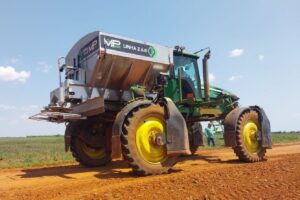 Es una empresa brasileña, fabricante de fertilizadoras autopropulsadas y de arrastre. Para Amazone, representa su desembarco industrial en la región. Mirá el video.