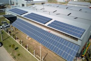 Avanza con la instalación de generación fotovoltaica en las instalaciones que posee en el parque industrial de Venado Tuerto (Santa Fe).