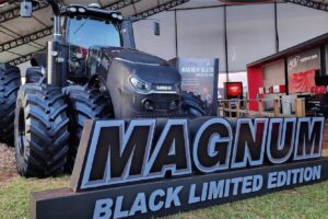 Presenta la cosechadora Axial-Flow 7250 High Capacity con nuevas funciones de automatización y una edición especial y limitada del tractor Magnum.