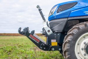 Permiten montar al tractor implementos de acople frontal para diferentes trabajos en agricultura y ganadería.