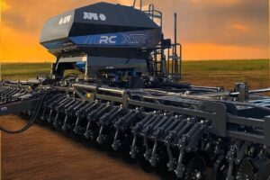 Incorporó mayor autonomía de trabajo y tecnología Topcon para hacer siembra inteligente en granos finos.