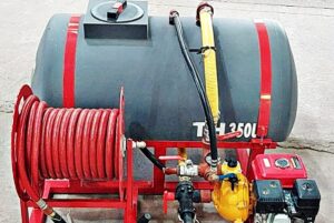 Es un producto portátil que se puede montar en una camioneta. Viene con un tanque de 350 litros y manguera de 25 metros.