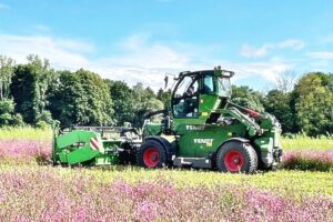 La empresa Matthies Agriculture logró la adaptación para recolectar flores silvestres y utilizar las semillas. Mirá los videos.