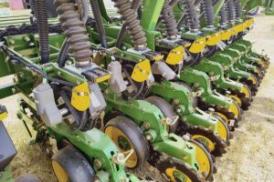 El INTA revel&oacute;, mediante pruebas a campo, los beneficios econ&oacute;micos que obtienen los contratistas al usar dosificaci&oacute;n neum&aacute;tica asistida por motores el&eacute;ctricos.