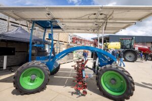 Fue ideado por un productor de Países Bajos y fabricado por la empresa Boessenkool. Opera con un chasis ultraliviano y paneles montados sobre el techo. Puede realizar múltiples tareas en el campo.