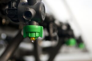 Las válvulas PWM son dispositivos utilizados en sistemas hidráulicos y neumáticos para regular el flujo de un fluido mediante señales eléctricas de pulsos. Se han convertido en una tecnología clave en los sistemas de pulverización agrícola.