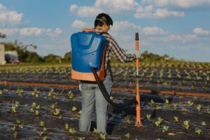 Es una máquina aplicadora de materiales granulados, diseñada para horticultura y otros cultivos regionales.