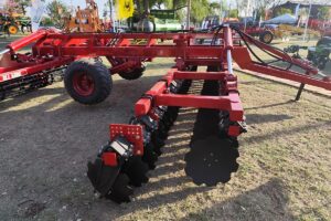 Ofrece hasta 6 metros de ancho de labor y una distribución más homogénea del peso. Además de mejorar los suelos, elimina malezas y permite fertilizar y sembrar.
