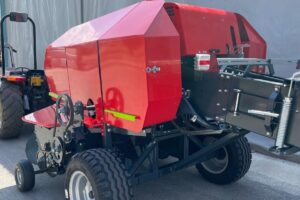 Fue adecuada para el mercado argentino. Se destaca por la performance de su recolector y la óptima compactación de los fardos.