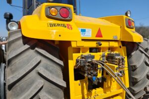 El Load Sensing es un sistema hidráulico inteligente que ajusta caudal y presión según la demanda real del trabajo. Mejora la eficiencia, reduce consumo de energía y optimiza el rendimiento del equipo.