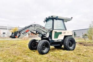 Fue desarrollado por la empresa Sabi Agri. Opera con tracción 4x4, motor de 50 CV y puede funcionar 10 horas con una sola carga de batería.