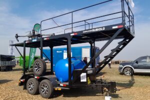 Opera como una estación de trabajo móvil. Cuenta con un tanque de 1.000 litros para reabastecer el drone y generadores para cargar las baterías.