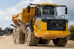 John Deere presentó en Estados Unidos el camión robot 460 P-Tier ADT, unb volquete autónomo articulado, con motor de 481 HP, transmisión automática Power Shift y caja volcadora hidráulica de 25.200 litros, con 41,8 toneladas de capacidad de carga.