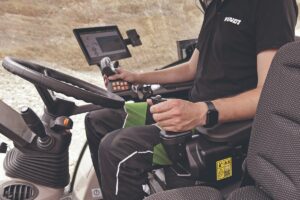 El joystick de dirección adaptable ErgoSteer de Fendt permite manejar las funciones del tractor con la mano izquierda. Se puede incorporar a equipos en uso.