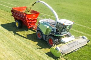 El combo se utiliza para suministrar pasto fresco a las vacas de alta producción.