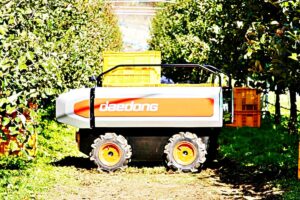 Presentó una plataforma autónoma que sigue a los trabajadores para entregar materiales agrícolas o transportar frutos cosechados.