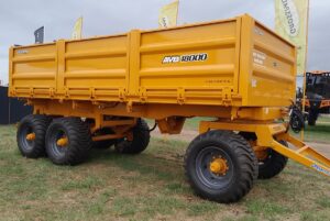 Puede descargar hacia derecha e izquierda mediante dos cilindros hidr&aacute;ulicos telesc&oacute;picos.