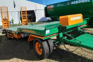 Es de dos ejes y ofrece una capacidad de hasta 10 toneladas. Opera con rampas rebatibles y es apropiado para tareas en el campo y el traslado de m&aacute;quinas.