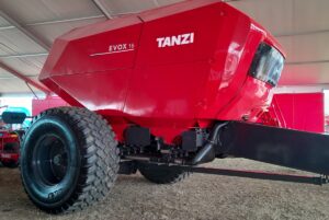 Exhibió el modelo Evox 16000 (16.000 litros), de 2 compartimentos. Ofrece toda la tecnología de la gama y es para productores que todavía manejan 2 insumos.