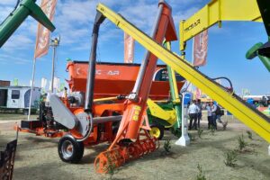 Es una m&aacute;quina mec&aacute;nica y aut&oacute;noma que opera con tubo de descarga de 450 mm. Aumenta en un 40% la capacidad de carga.