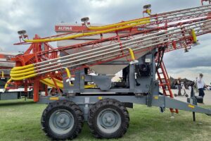 Incorpor&oacute; el modelo HP 6730 de 6.700 litros de capacidad y que puede esparcir semillas y fertilizantes hasta 30 metros de ancho de labor.